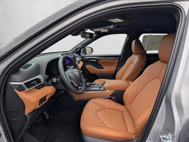 New 2025 Toyota Highlander Platinum image 13