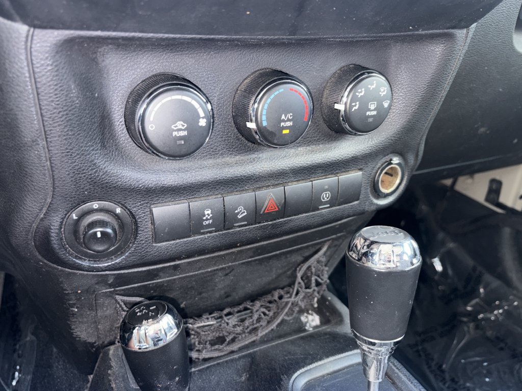 Used 2018 Jeep Wrangler Unlimited Rubicon w/ Connectivity Group AWD/4WD image 3