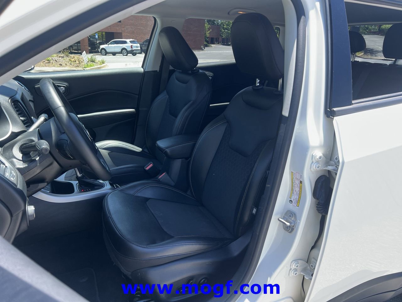 Used 2018 Jeep Compass Latitude w/ Popular Equipment Group FWD image 17
