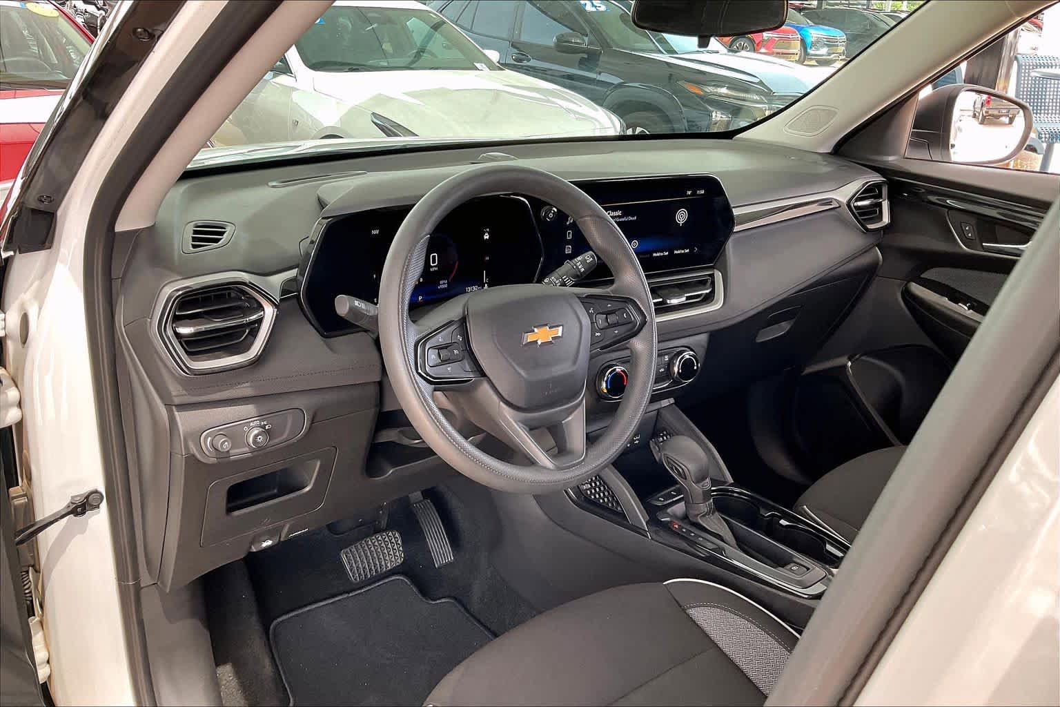 Certified 2025 Chevrolet TrailBlazer LS w/ LS Convenience Package FWD image 17
