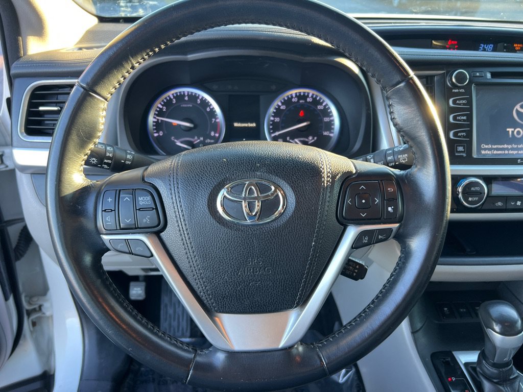 Used 2017 Toyota Highlander Limited AWD/4WD image 32