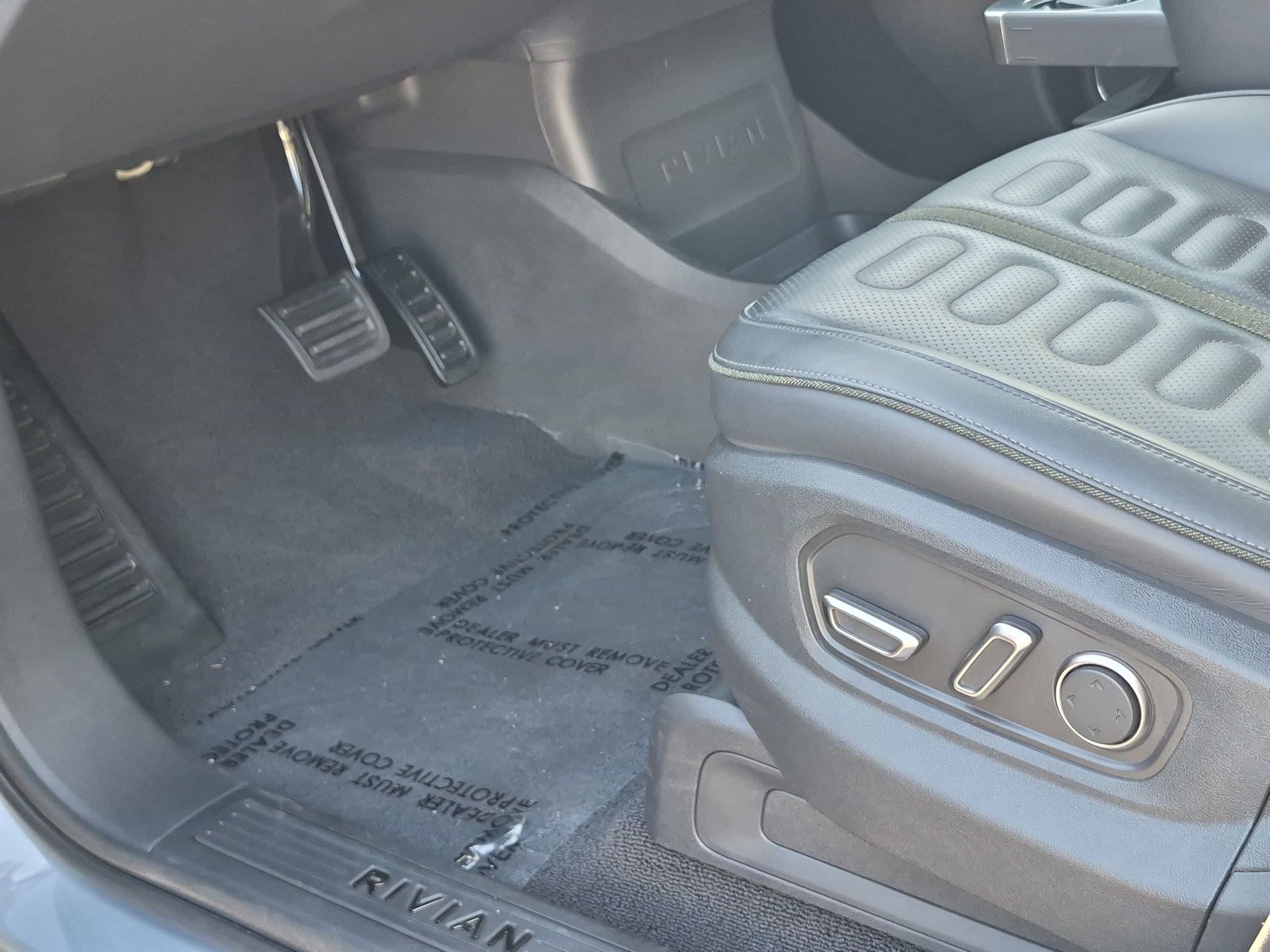Used 2025 Rivian R1S Adventure Dual AWD/4WD image 17