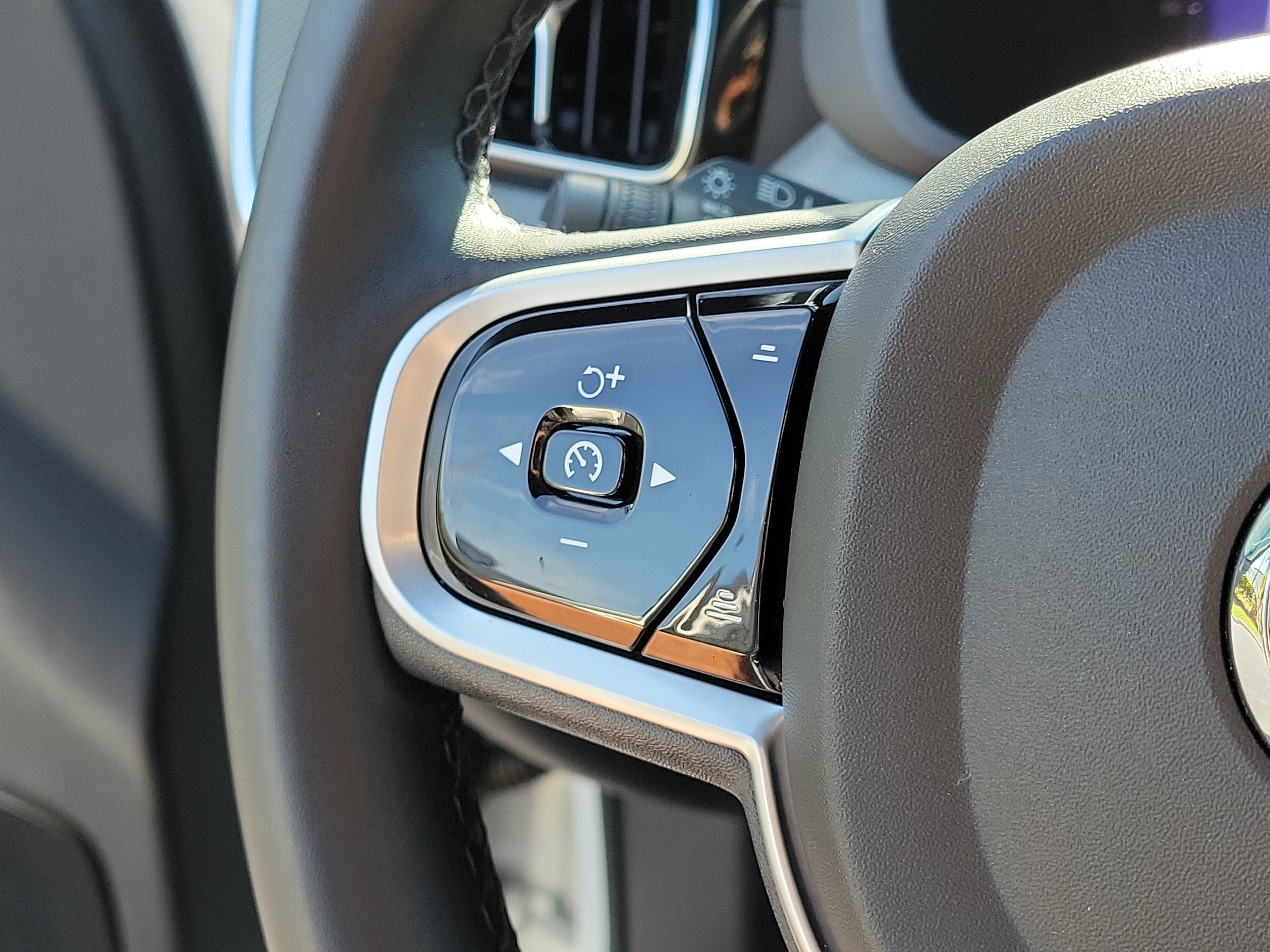 Used 2022 Volvo XC60 B5 R-Design w/ Protection Package Premier FWD image 30