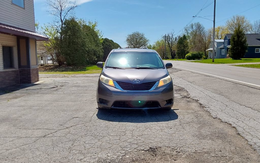 Used 2011 Toyota Sienna LE FWD image 3