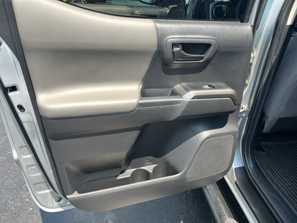 Used 2022 Toyota Tacoma SR5 AWD/4WD image 32