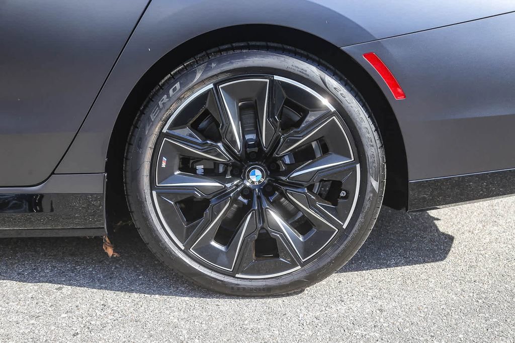 Used 2025 BMW i7 xDrive60 w/ Premium Package image 8