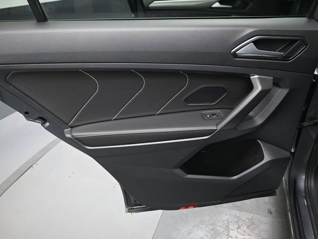 Used 2022 Volkswagen Tiguan SE R-Line image 31
