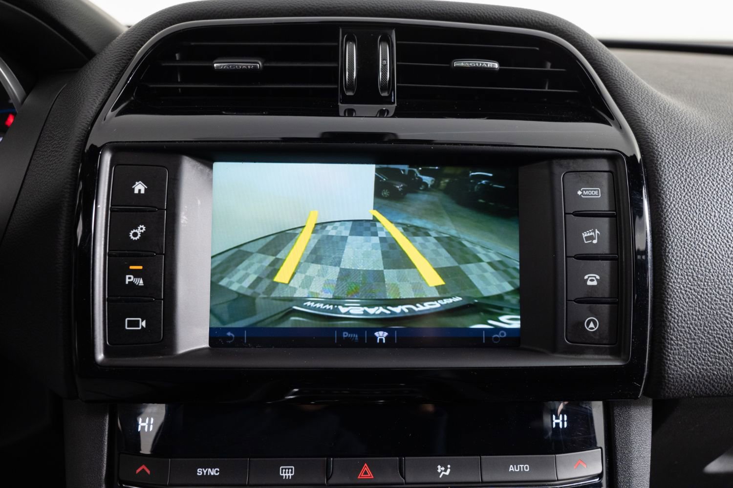 Used 2018 Jaguar F-PACE Premium image 40