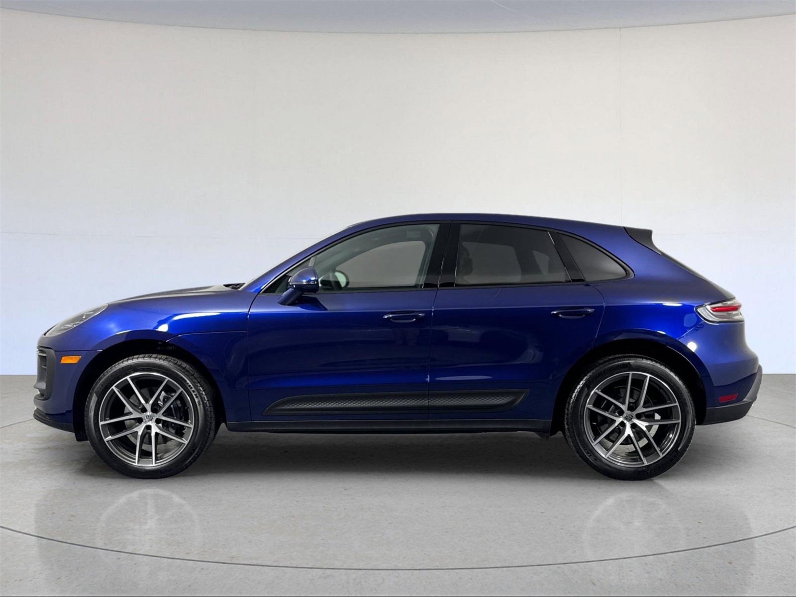 Used 2025 Porsche Macan image 2