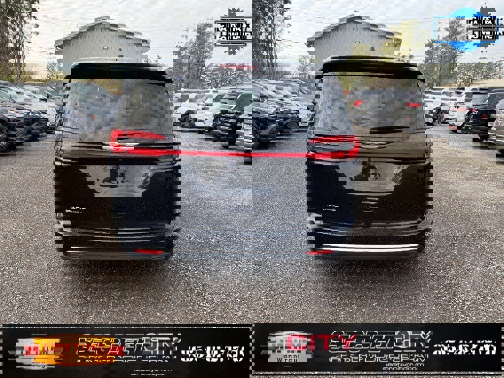 Used 2024 Chrysler Pacifica Touring-L image 6