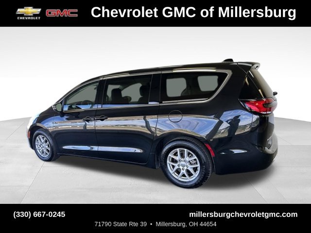 Used 2023 Chrysler Pacifica Touring-L FWD image 3