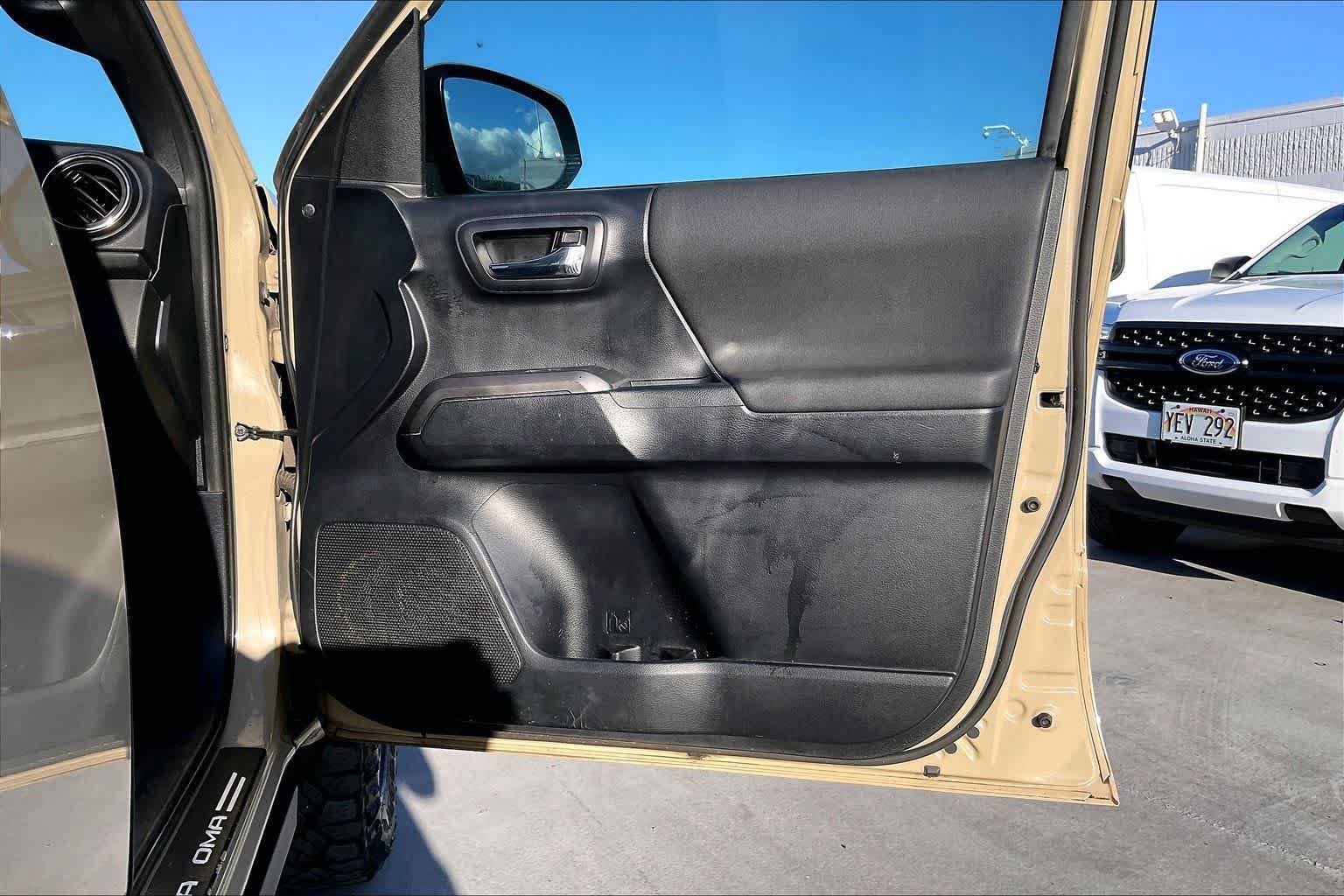 Used 2019 Toyota Tacoma TRD Sport AWD/4WD image 28