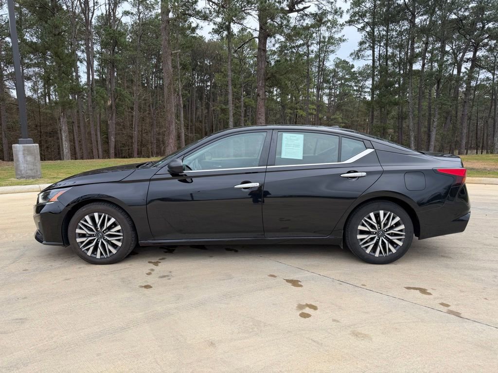 Used 2024 Nissan Altima 2.5 SV image 2