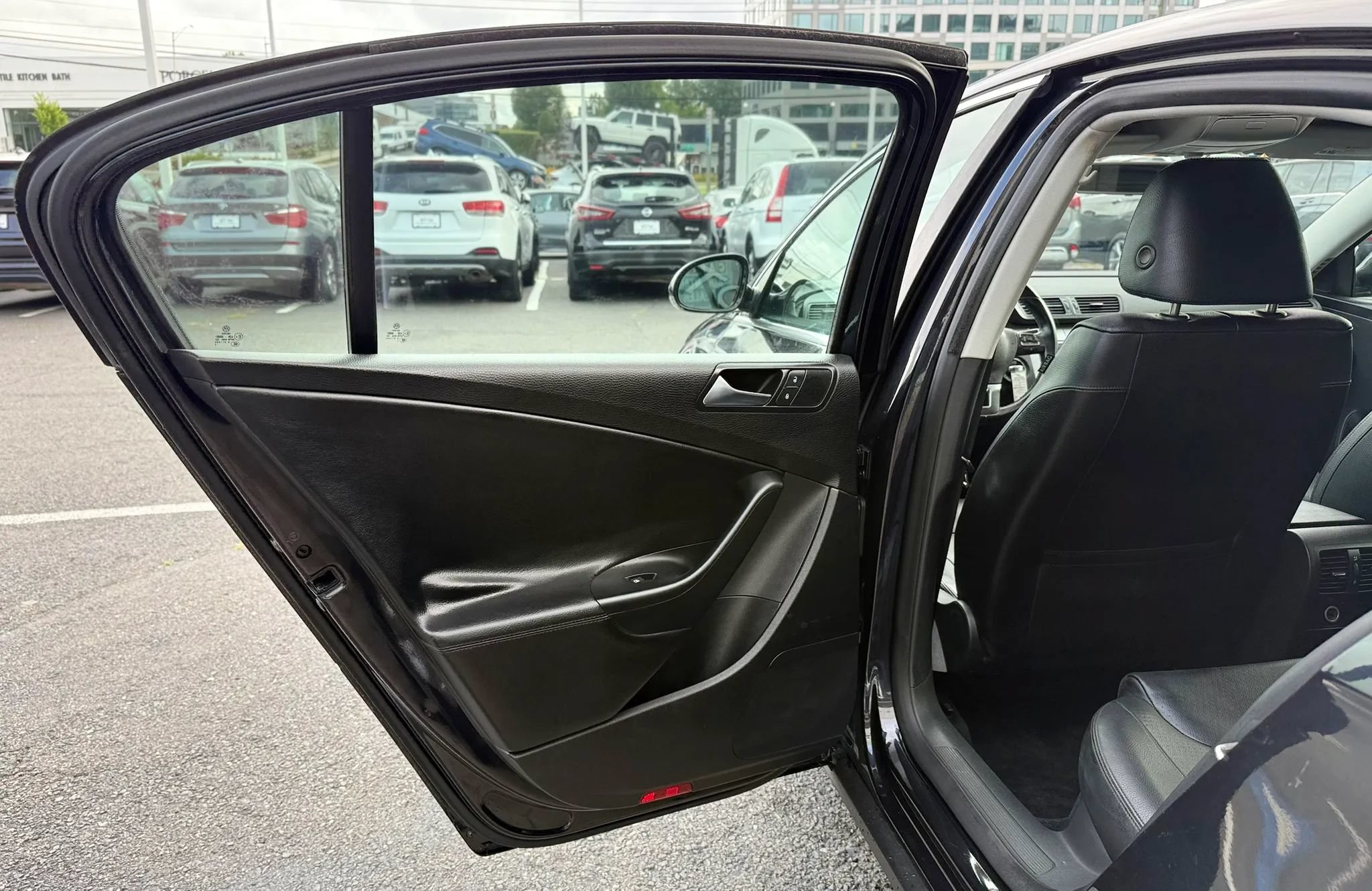 Used 2010 Volkswagen Passat Komfort FWD image 27