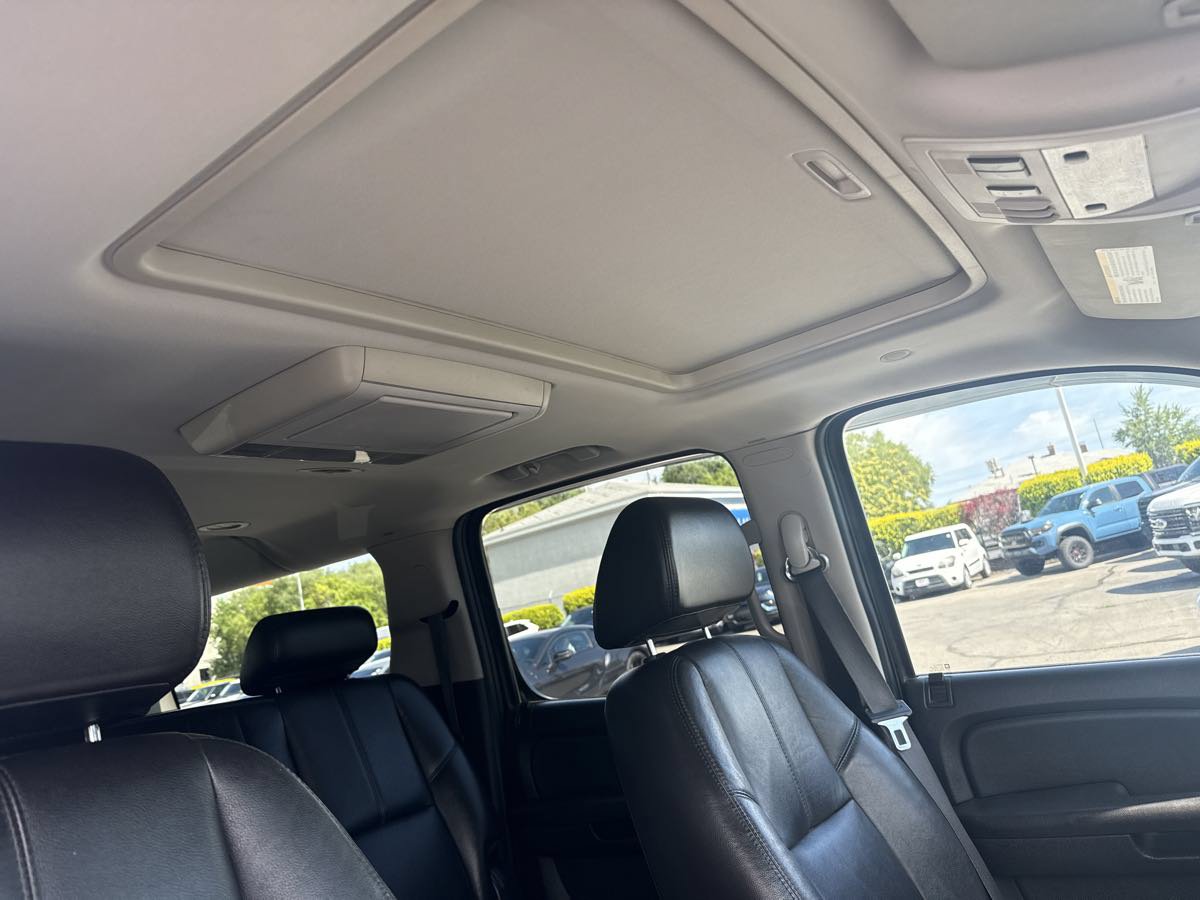 Used 2009 Chevrolet Suburban LT AWD/4WD image 24
