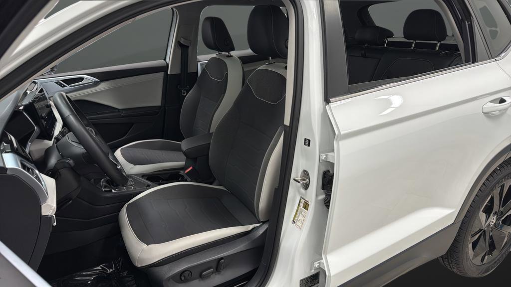 Used 2025 Volkswagen Taos SE w/ Panoramic Sunroof Package image 9