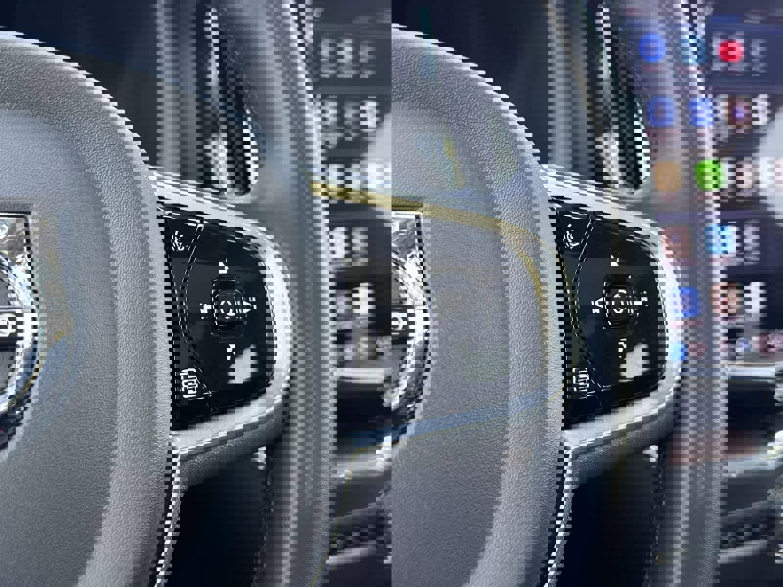 Used 2023 Volvo XC60 B5 Plus image 12