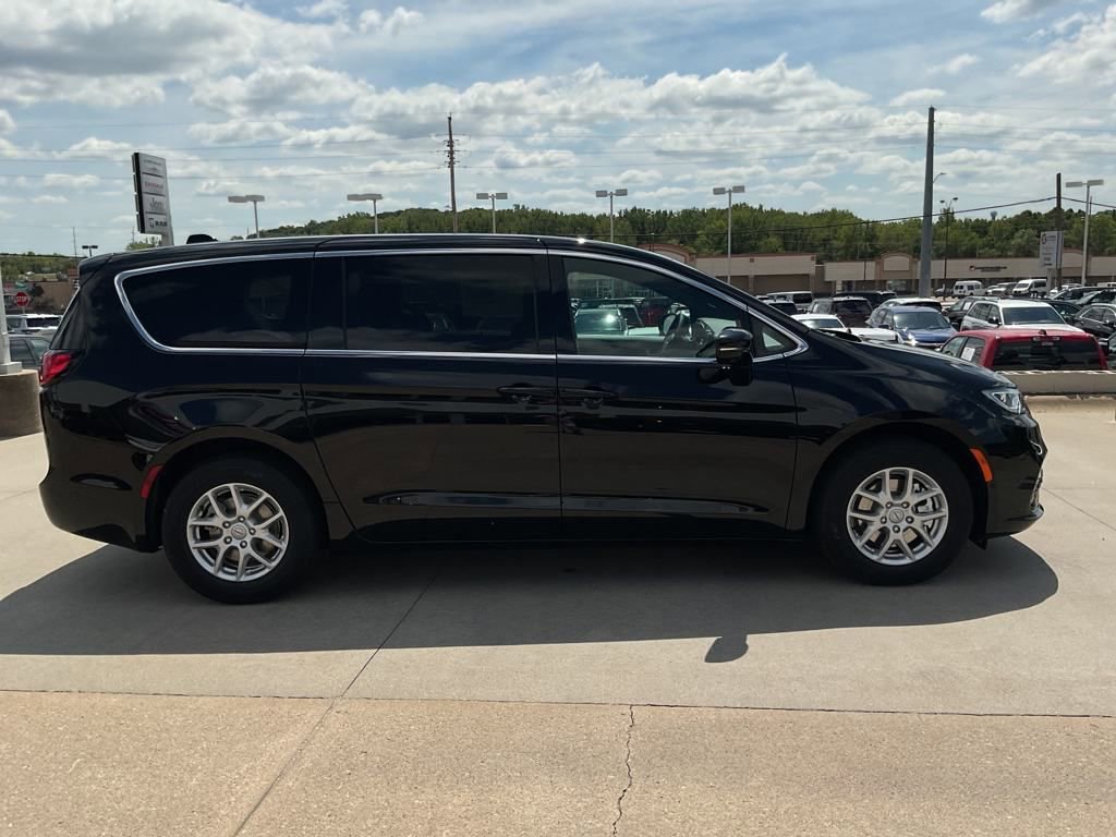 New 2026 Chrysler Pacifica Select image 7