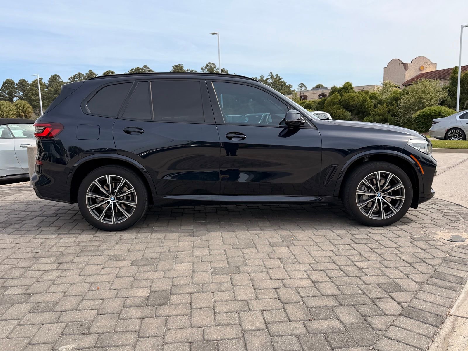 Used 2022 BMW X5 xDrive40i w/ M Sport Package AWD/4WD image 8