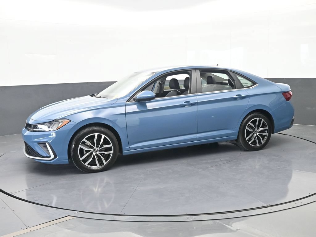 Used 2025 Volkswagen Jetta SE FWD image 2