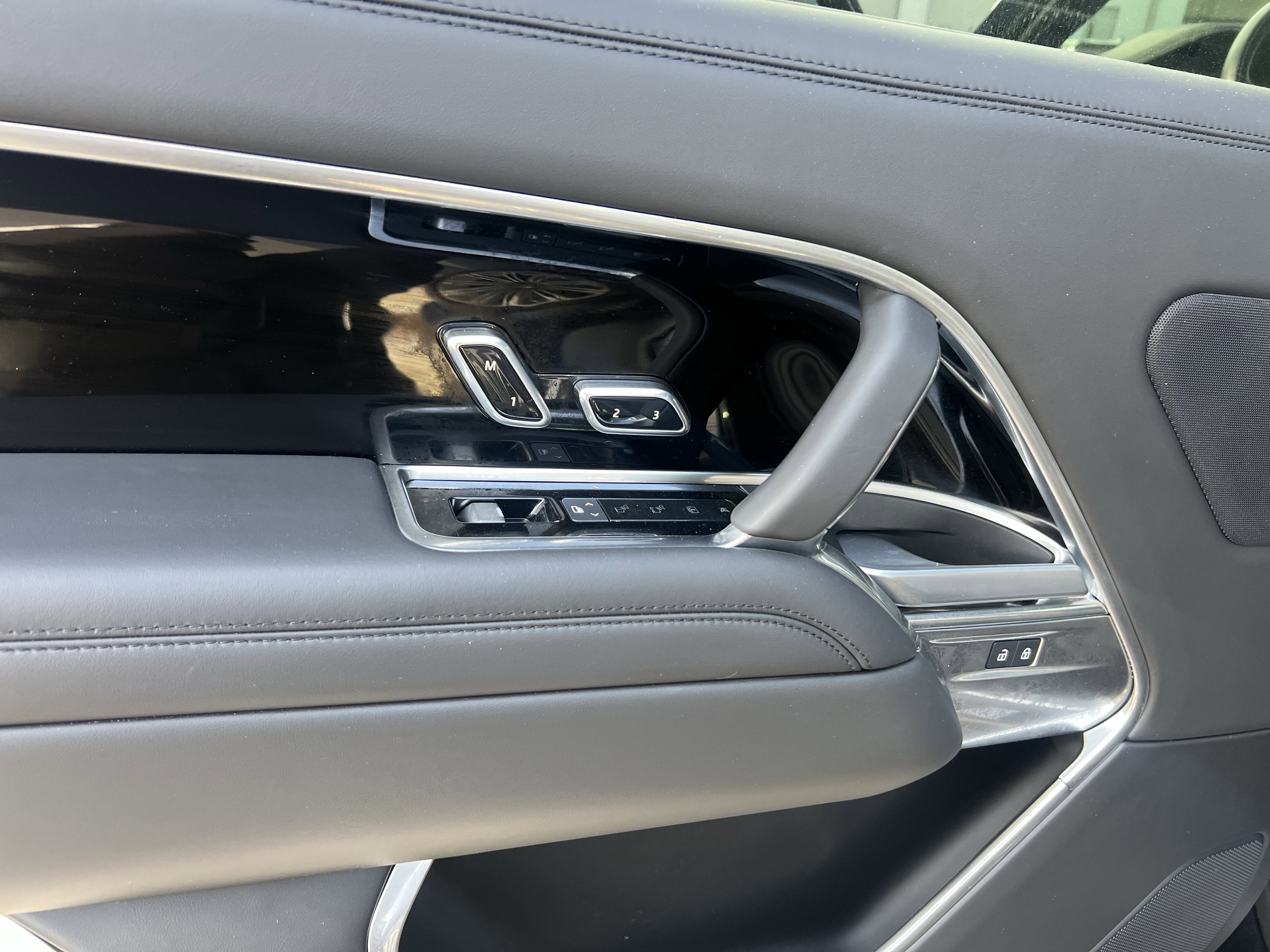 Certified 2024 Land Rover Range Rover Long Wheelbase SE image 28