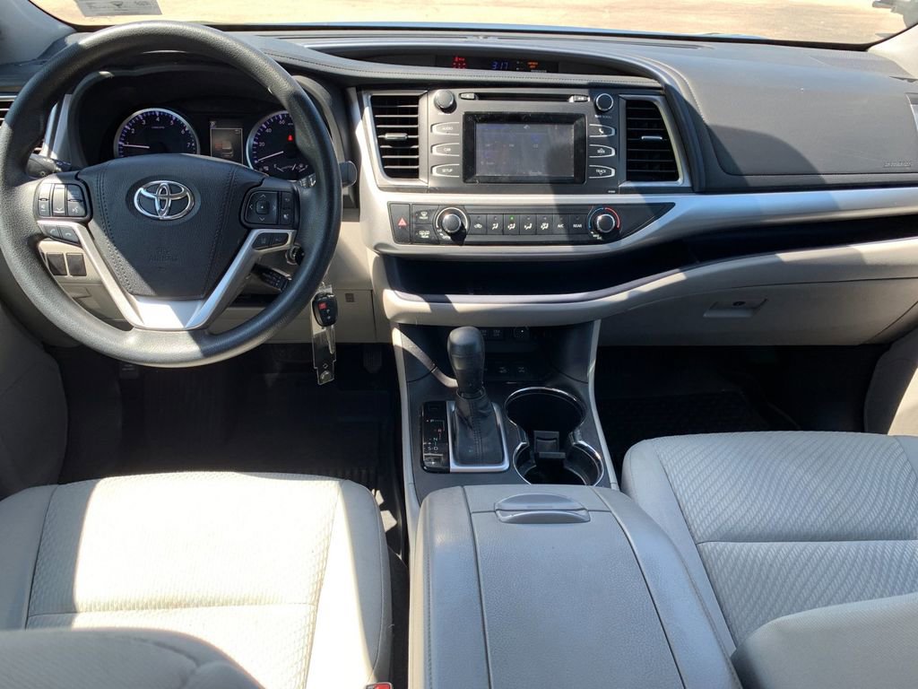 Used 2017 Toyota Highlander LE AWD/4WD image 16