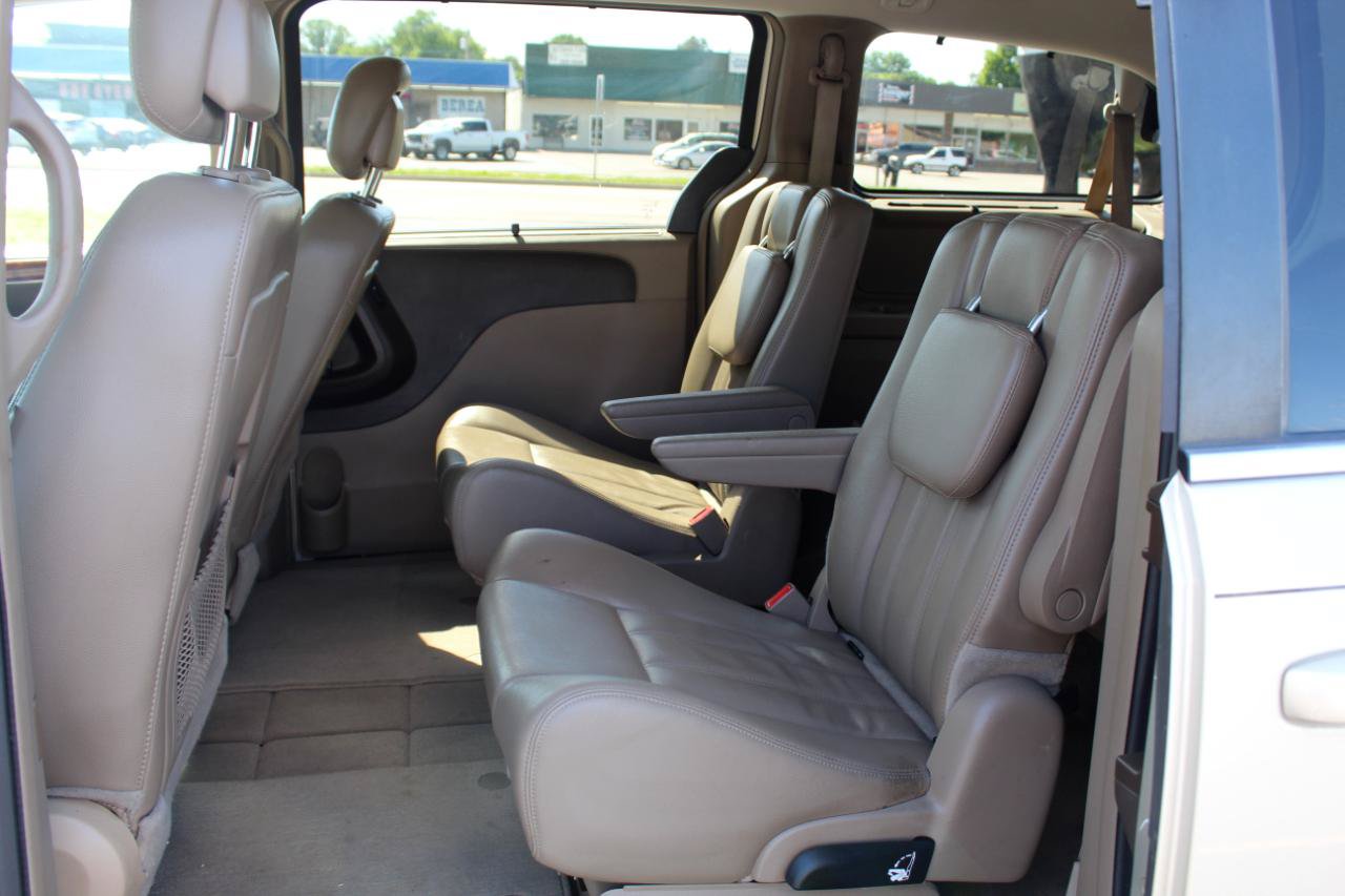 Used 2014 Chrysler Town & Country Touring FWD image 10