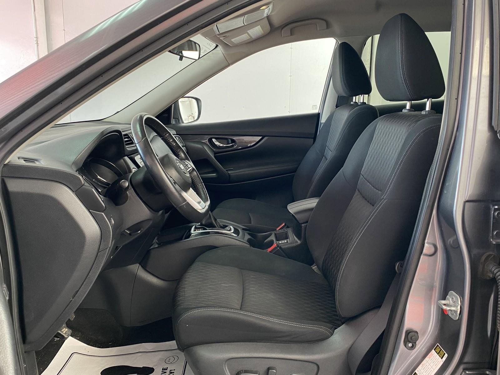 Used 2018 Nissan Rogue SV w/ Premium Package image 21