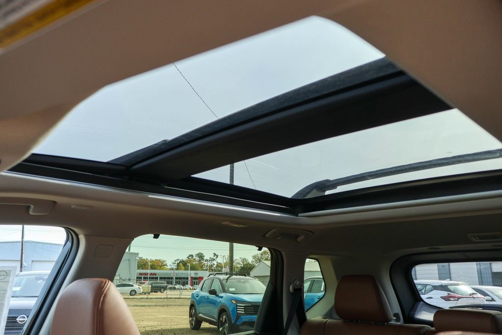 New 2026 Nissan Rogue Platinum image 9