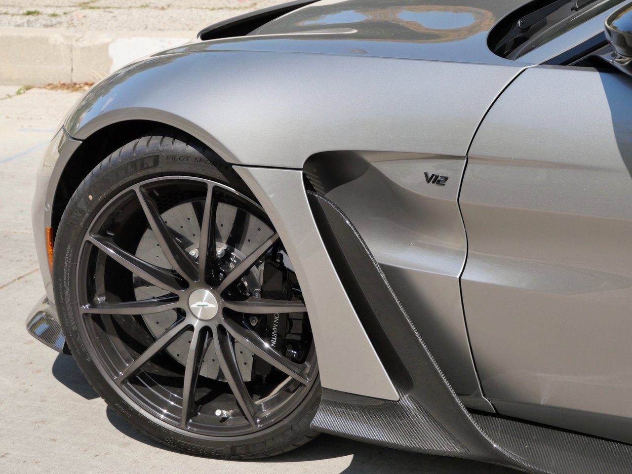 Used 2023 Aston Martin V12 Vantage Roadster image 8