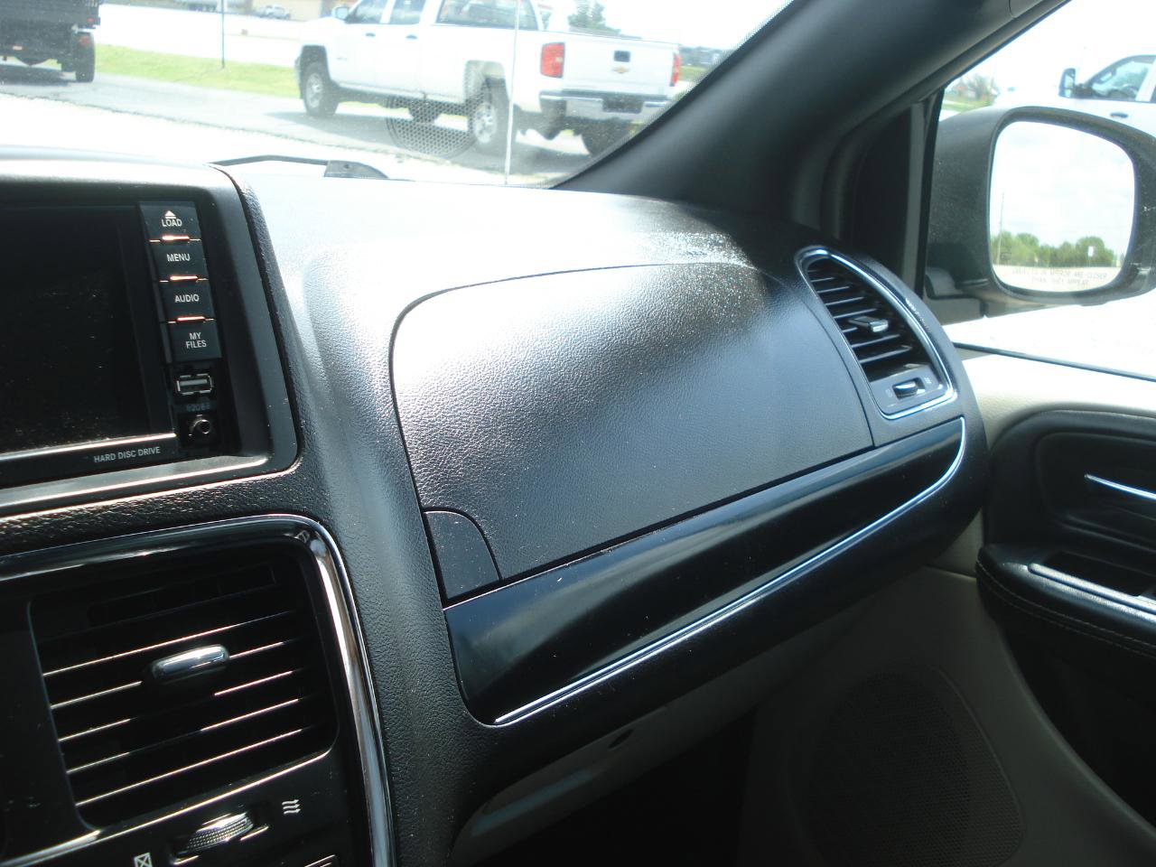 Used 2018 Dodge Grand Caravan SXT image 32