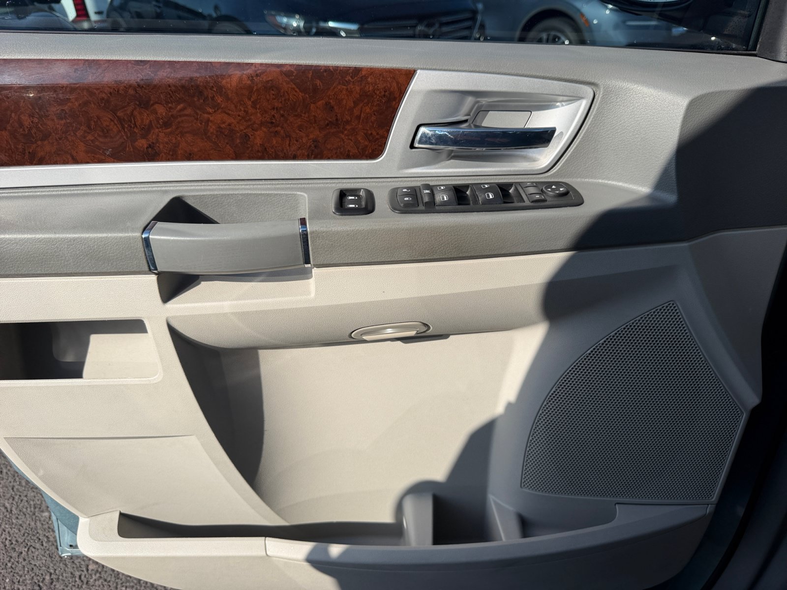 Used 2010 Chrysler Town & Country Touring FWD image 14