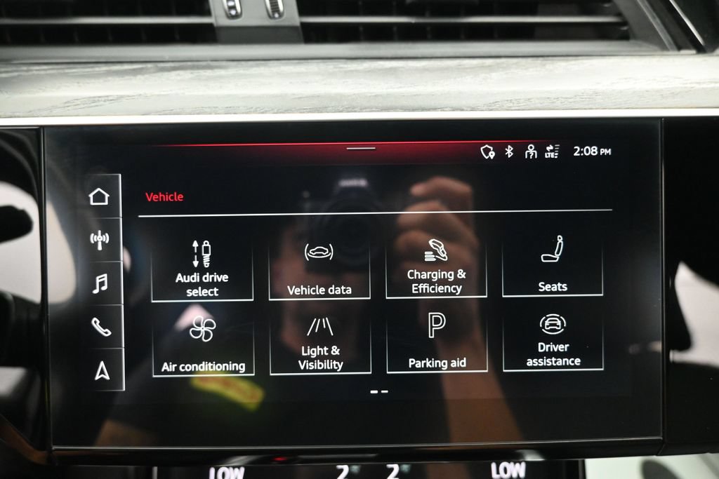Used 2022 Audi e-tron Premium Plus w/ Premium Plus Package AWD/4WD image 15