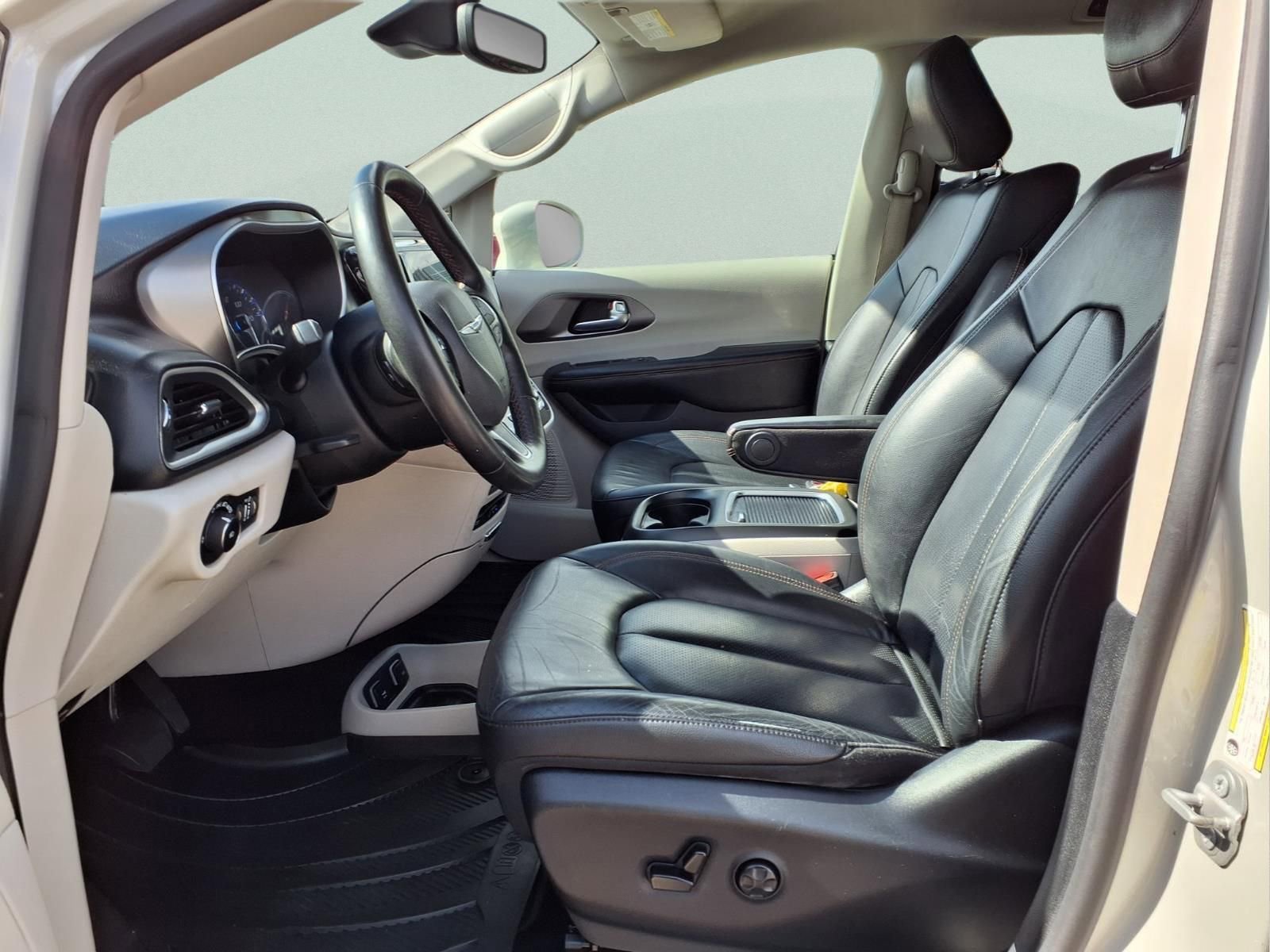 Used 2020 Chrysler Pacifica Touring-L Plus w/ Tire & Wheel Group image 9