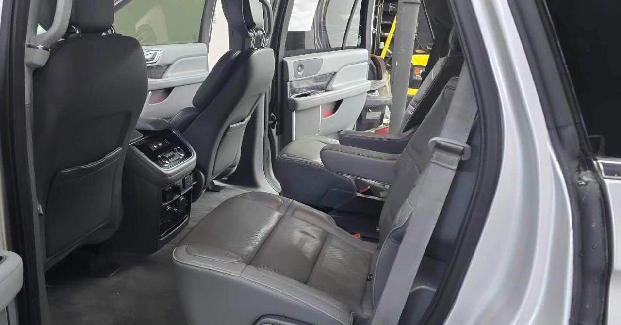 Used 2019 Lincoln Navigator Select image 11