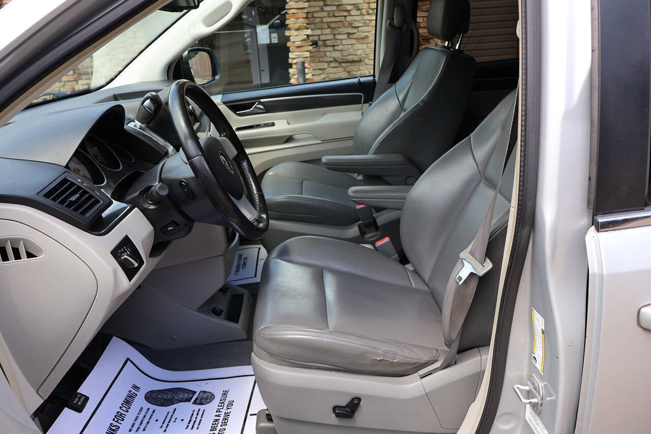 Used 2010 Volkswagen Routan SE FWD image 16