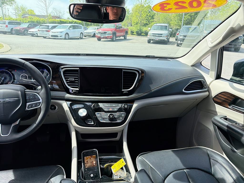 Used 2023 Chrysler Pacifica Limited image 19