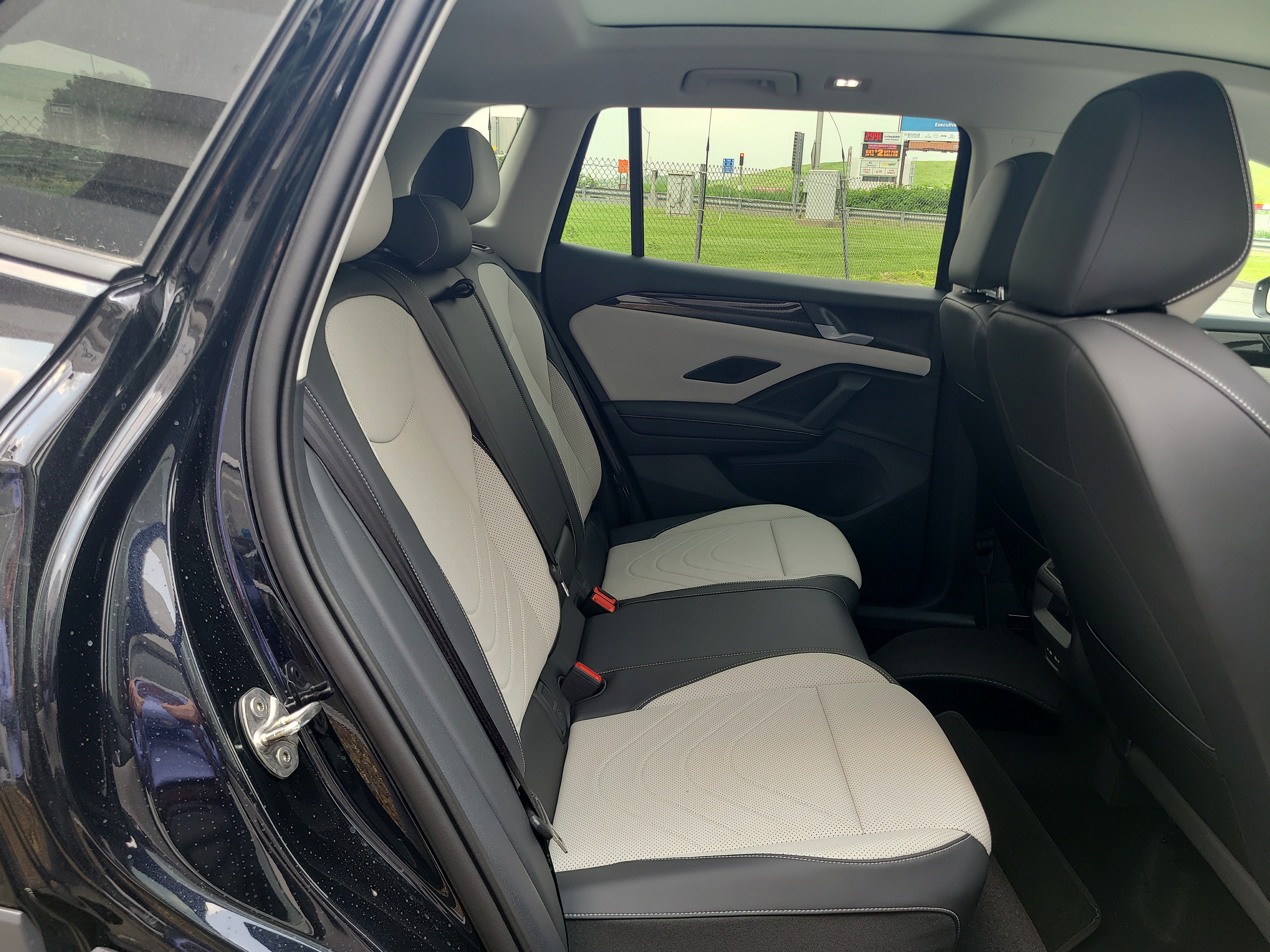 Certified 2025 Volkswagen Tiguan SE w/ Panoramic Sunroof Package AWD/4WD image 19