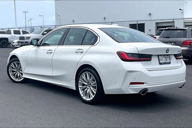 Used 2024 BMW 330e w/ Convenience Package RWD image 12