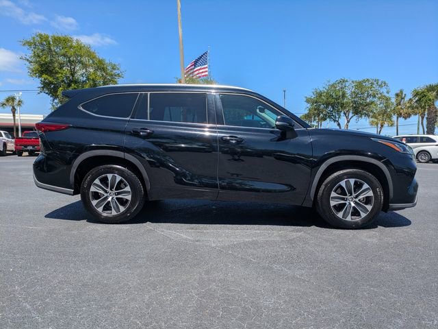 Used 2020 Toyota Highlander XLE image 3
