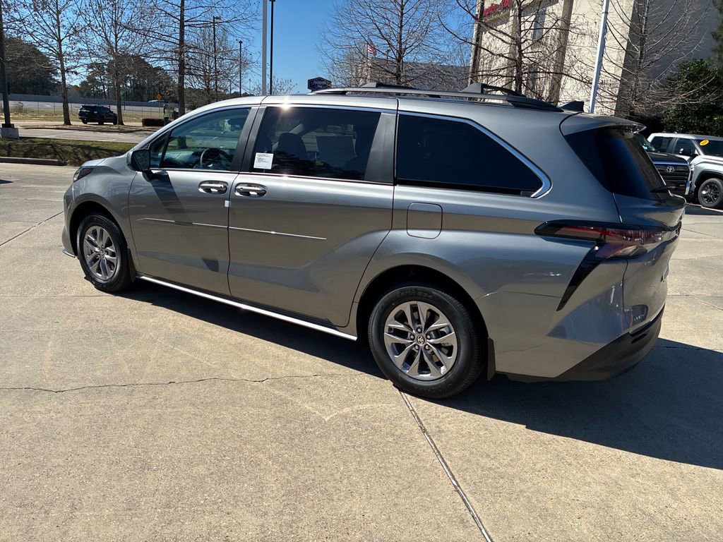 New 2026 Toyota Sienna LE image 3