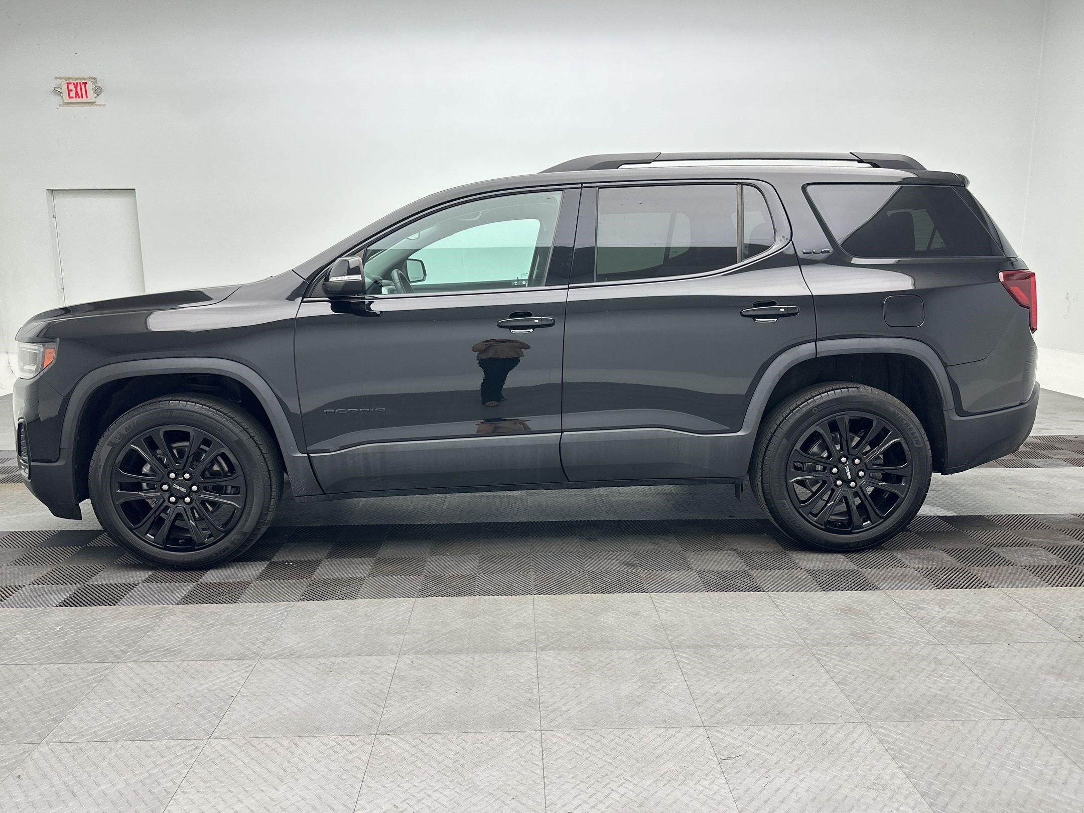 Certified 2022 GMC Acadia SLE w/ Driver Convenience Package AWD/4WD image 2