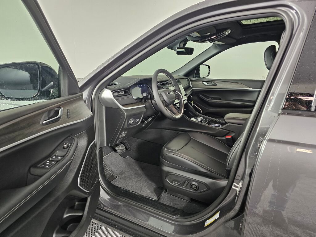 New 2026 Jeep Grand Cherokee L Limited w/ Limited Altitude Package AWD/4WD image 22