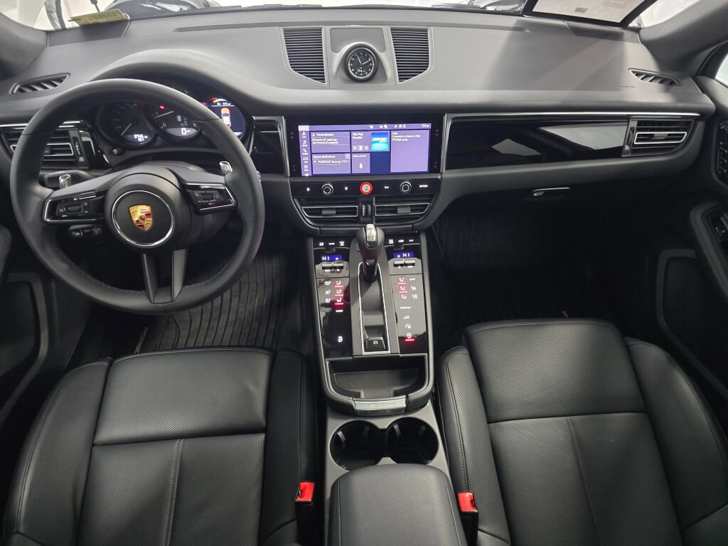 Certified 2025 Porsche Macan image 18