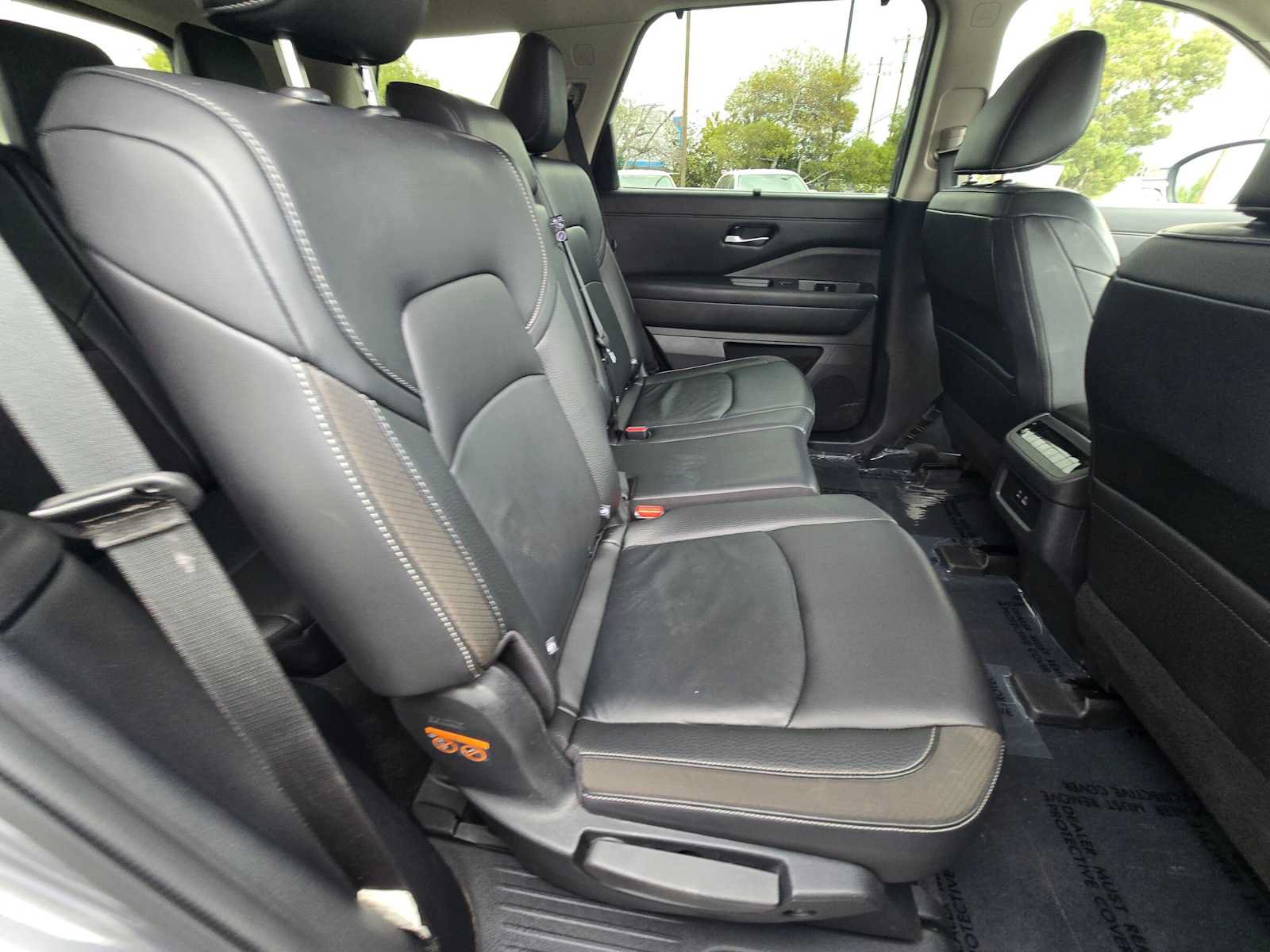 Used 2025 Nissan Pathfinder SL FWD image 12