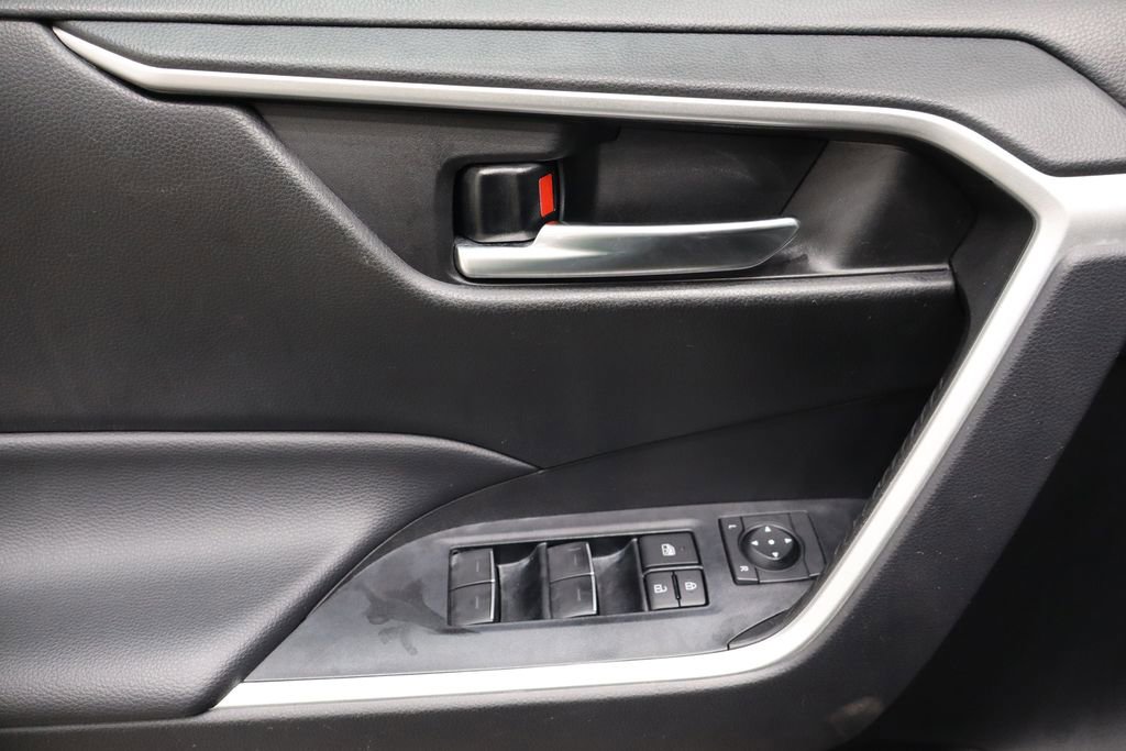 Used 2022 Toyota RAV4 XLE image 16
