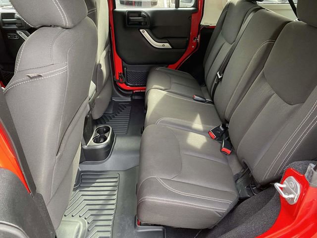 Used 2015 Jeep Wrangler Unlimited Rubicon w/ Connectivity Group image 15