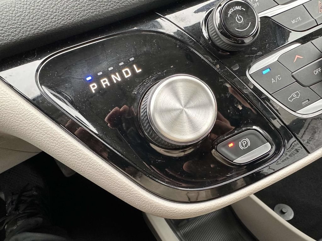Used 2023 Chrysler Pacifica Touring-L FWD image 25