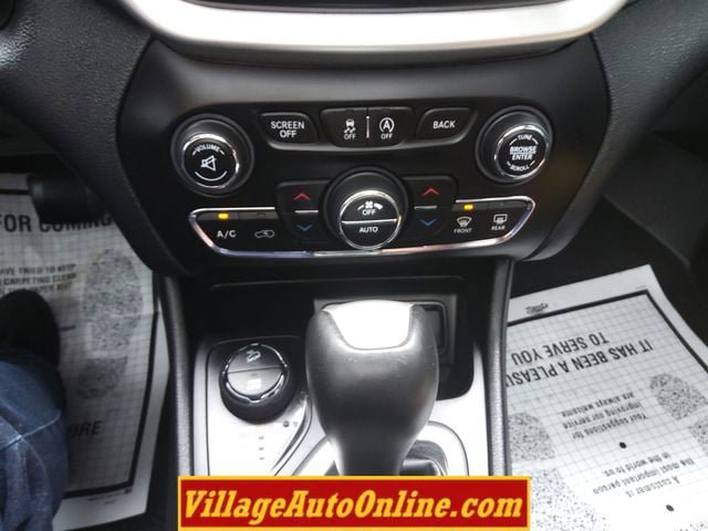 Used 2017 Jeep Cherokee Overland AWD/4WD image 36