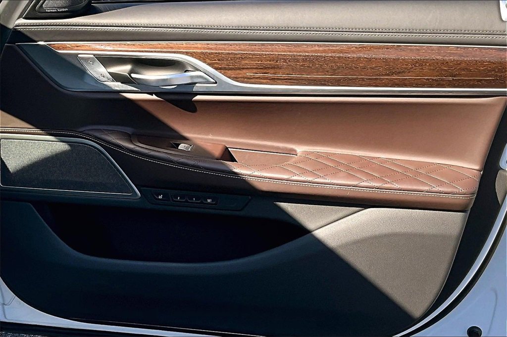 Used 2022 BMW 750i xDrive w/ Luxury Rear Seating Package image 24